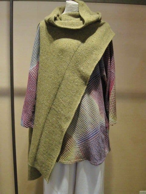 お値下げ　ヨーガンレール　 紫色とマルチカラーの スヌード付きベスト＆ショール