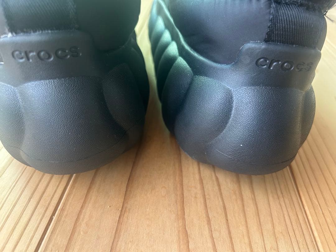 CROCS オーバーパフショーティー ブラック 23cm