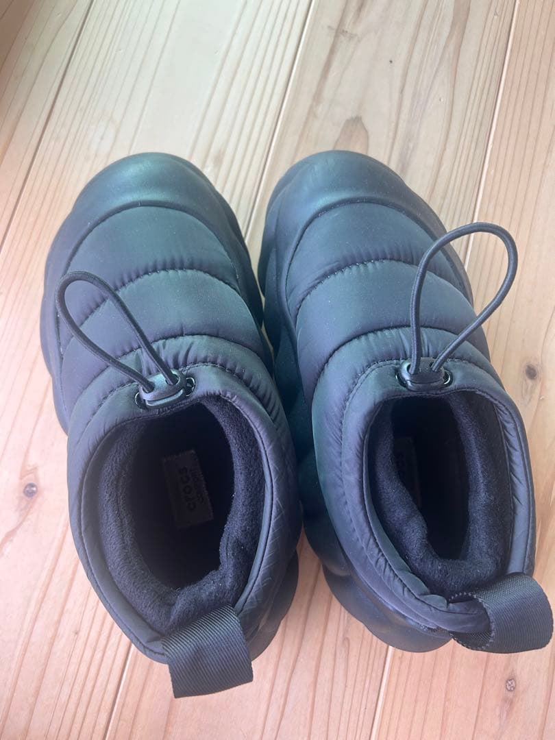 CROCS オーバーパフショーティー ブラック 23cm