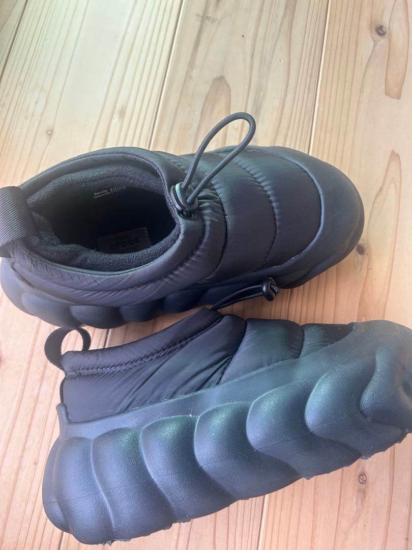 CROCS オーバーパフショーティー ブラック 23cm