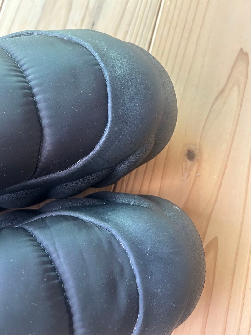 CROCS オーバーパフショーティー ブラック 23cm