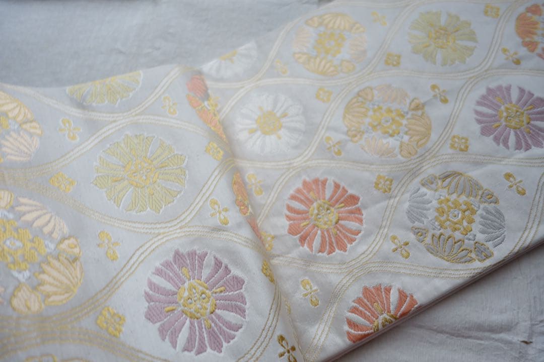 正絹　六通袋帯　立涌宝華紋　唐織　銀地　入学式、卒業式に