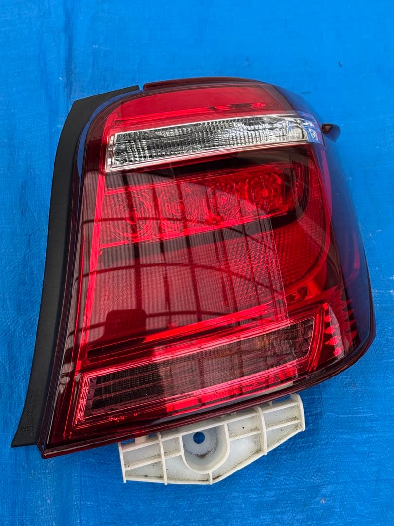 カローラアクシオ NZE161 左テールライト