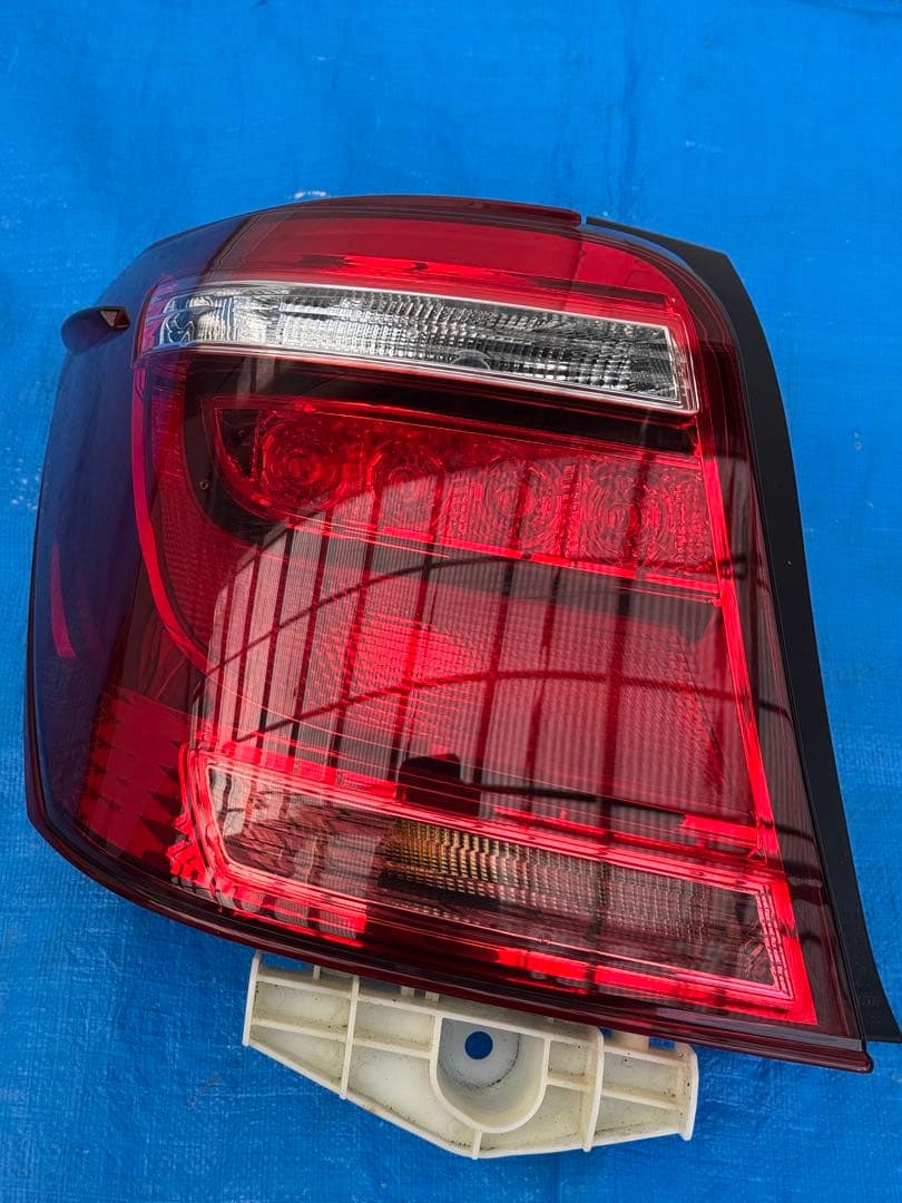 カローラアクシオ NZE161 左テールライト