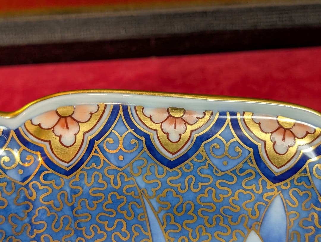 深川製磁　陶彩作　飾り大皿 『菖蒲の花』皿立て付