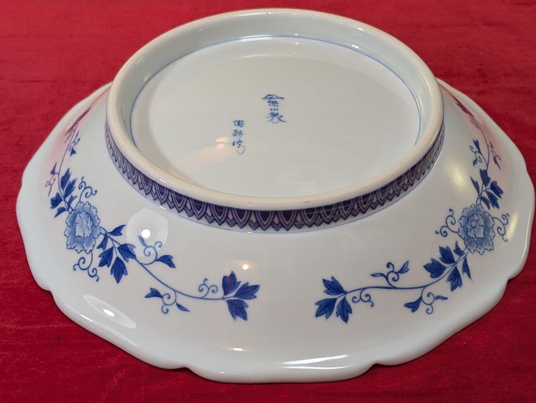 深川製磁　陶彩作　飾り大皿 『菖蒲の花』皿立て付