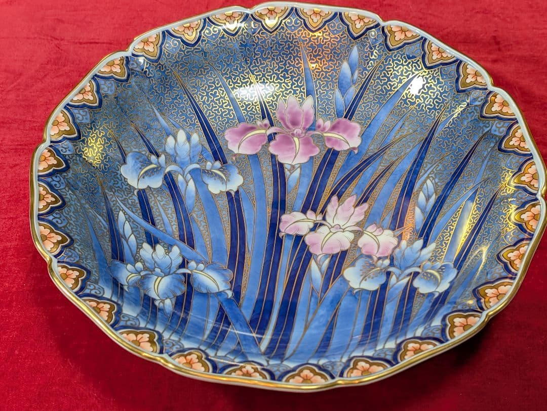 深川製磁　陶彩作　飾り大皿 『菖蒲の花』皿立て付