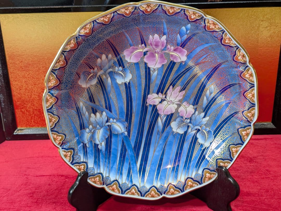 深川製磁　陶彩作　飾り大皿 『菖蒲の花』皿立て付