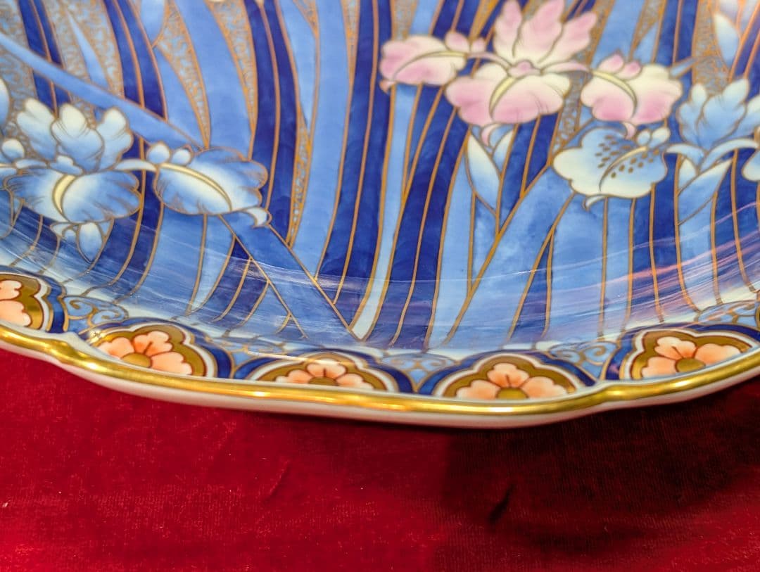 深川製磁　陶彩作　飾り大皿 『菖蒲の花』皿立て付