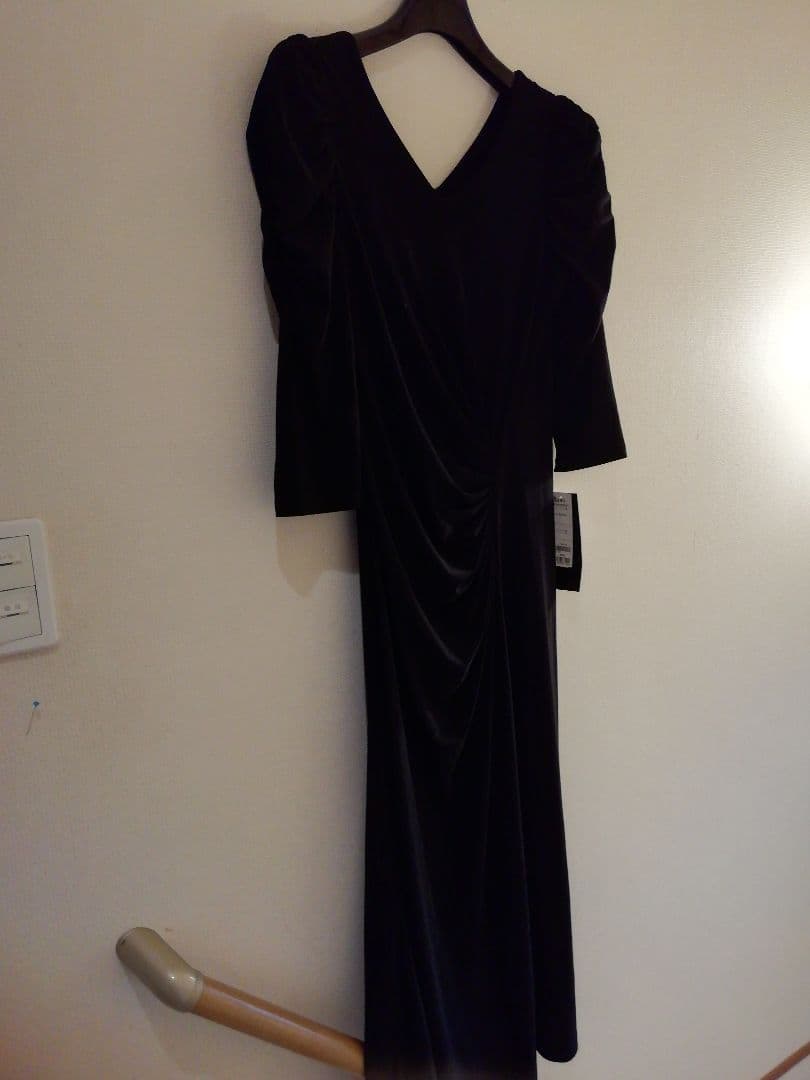 前後Vネックパフスリーブ、スレンダー でスタイリッシュなワンピースドレス♪新品