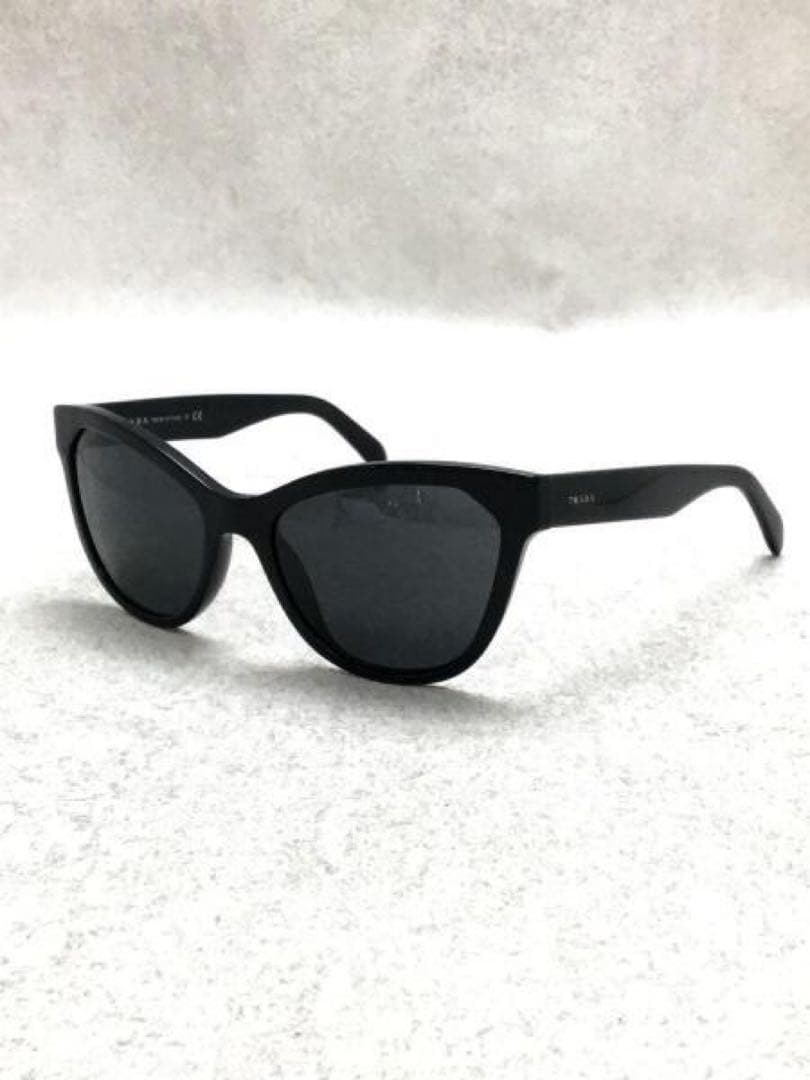 s*h様 PRADA サングラス　ブラック　ロゴ刻印　キャットアイ　シンプル　正