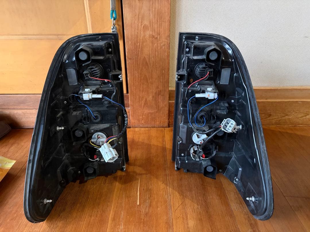 トヨタ ハイラックス 黒色 スモークテールランプ