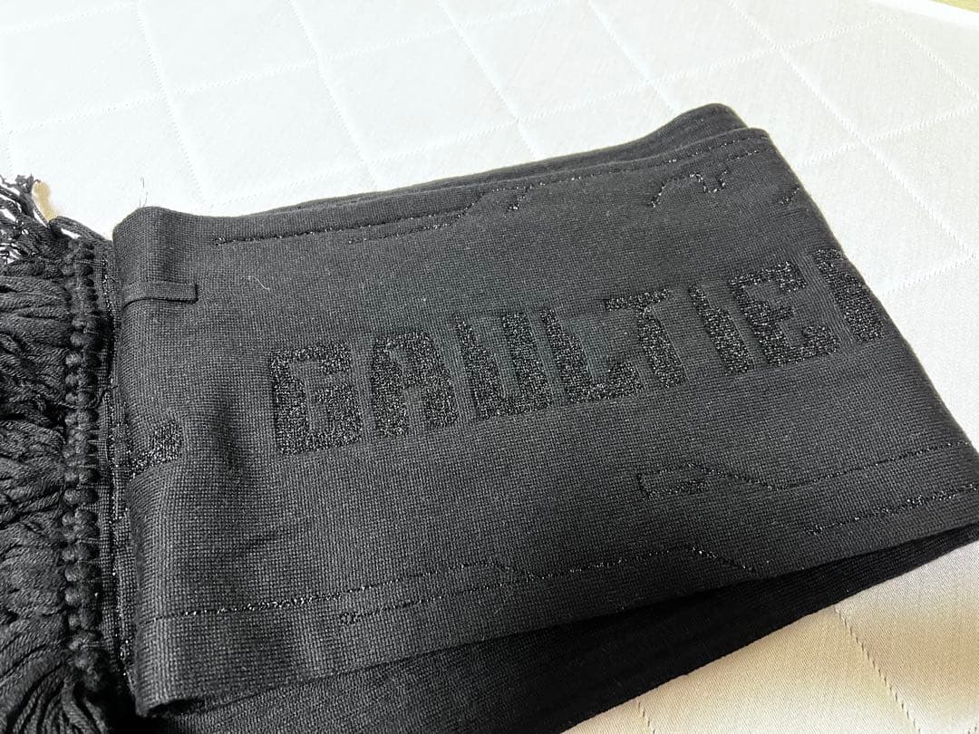 ア*ア様 ゴルチエ マフラー オールブラック×ラメロゴ　サイバーコレクション