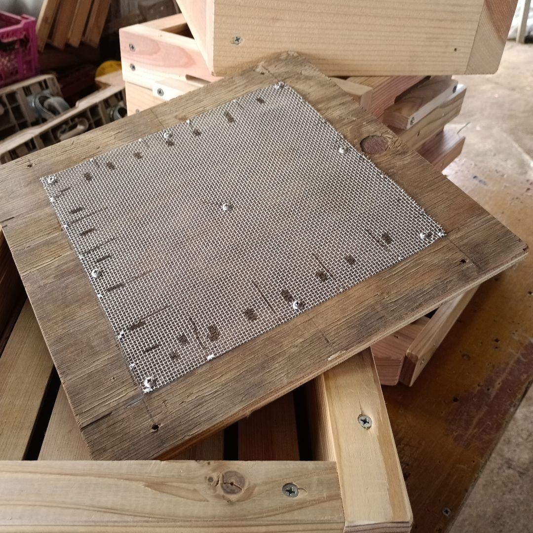 日本蜜蜂の巣箱　02