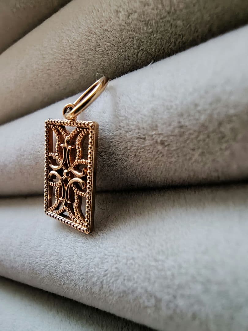 【085】agete K10 透かしチャーム ミル打ち クロス