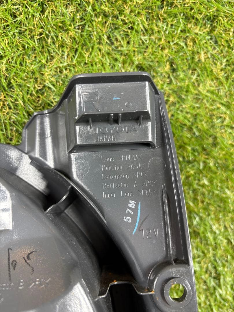 【新車外し！】トヨタ ハイエース200系4〜7型 純正 テールライト 左右セット