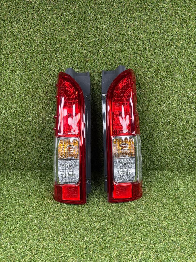 【新車外し！】トヨタ ハイエース200系4〜7型 純正 テールライト 左右セット