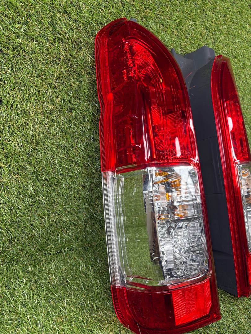 【新車外し！】トヨタ ハイエース200系4〜7型 純正 テールライト 左右セット