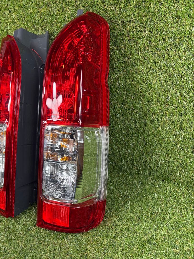 【新車外し！】トヨタ ハイエース200系4〜7型 純正 テールライト 左右セット