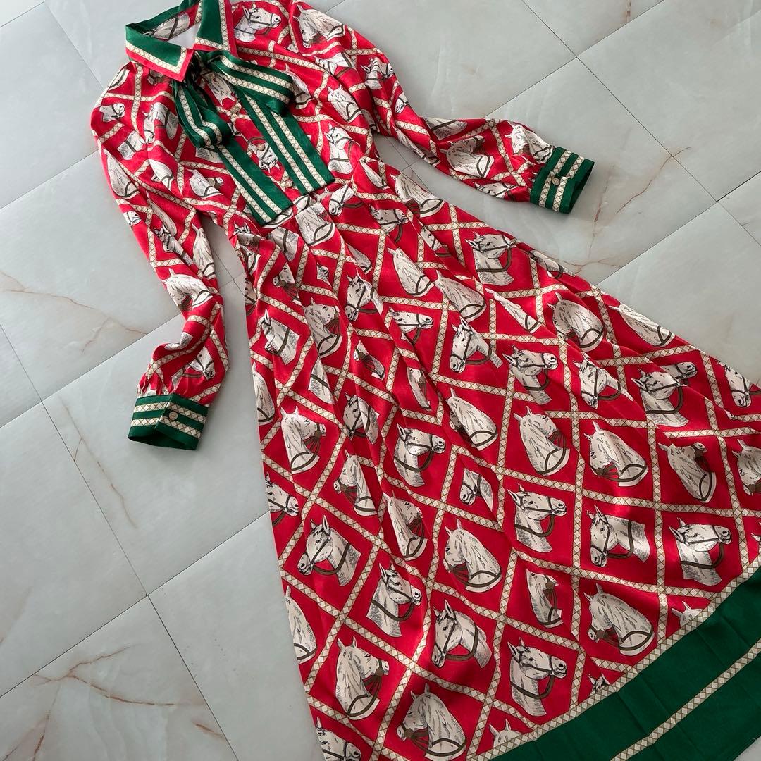 昭和レトロ 馬柄ボウタイワンピース 赤×緑 金ボタン ヴィンテージ風