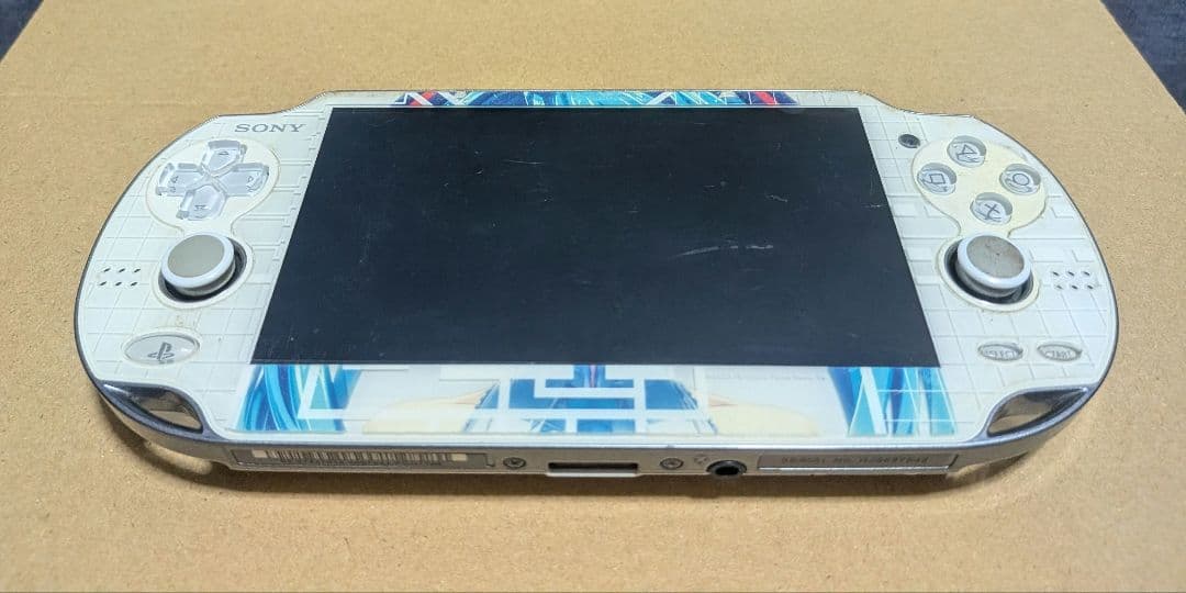 PSV クリスタル・ホワイト初音ミク本体のみ·8GBメモカ·追加セット