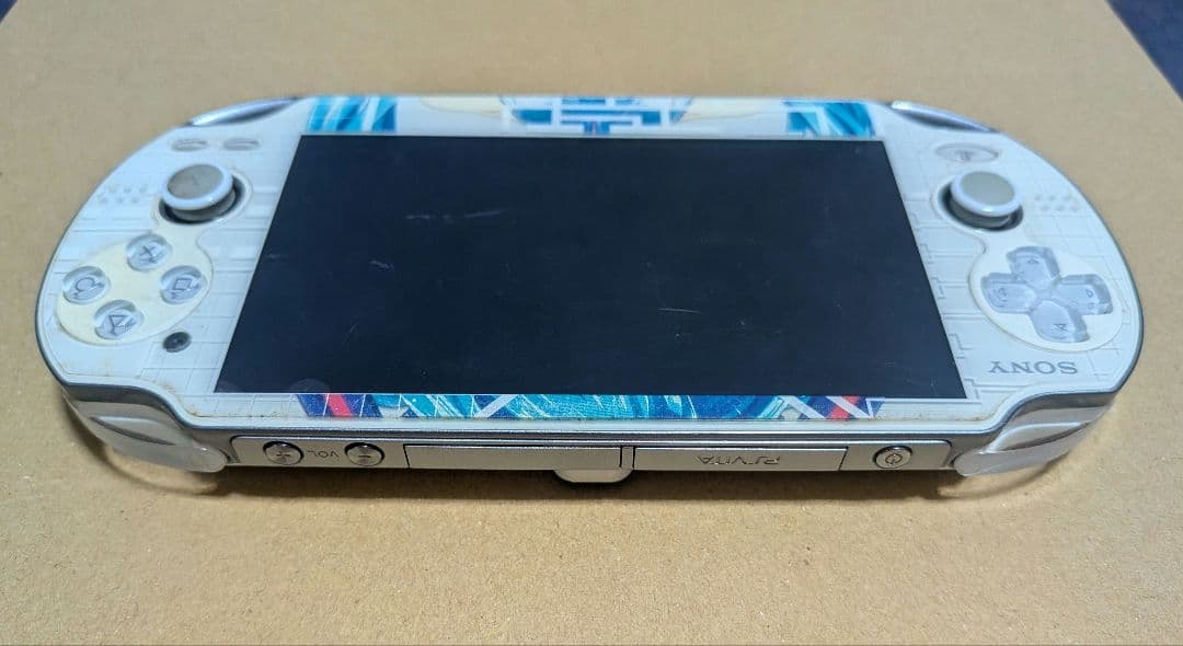 PSV クリスタル・ホワイト初音ミク本体のみ·8GBメモカ·追加セット