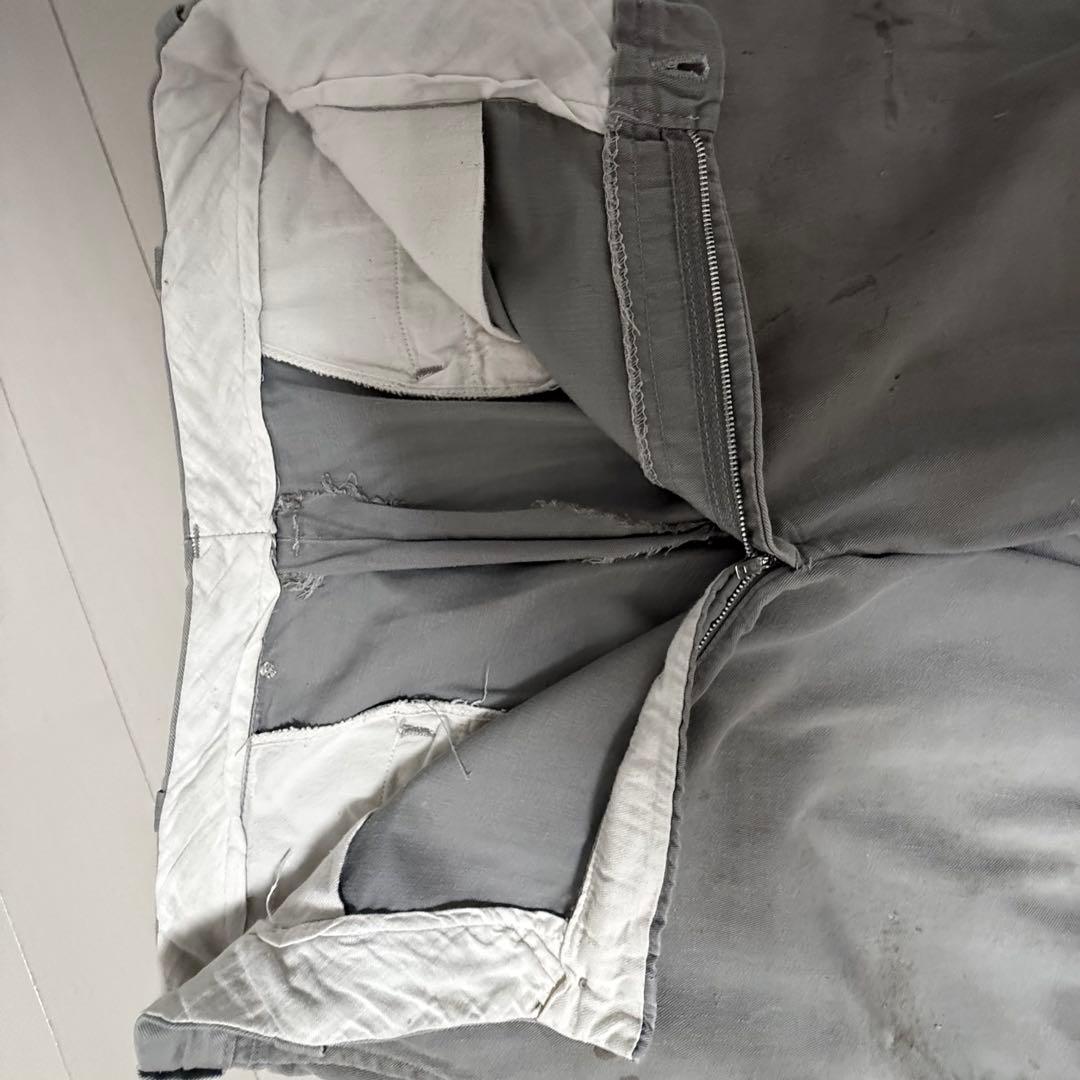 グレー チノパン