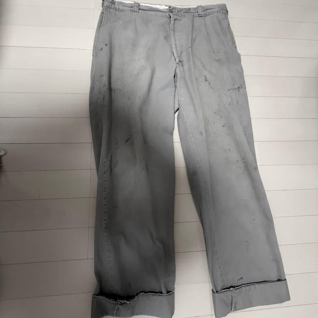 グレー チノパン