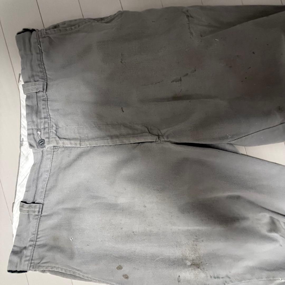 グレー チノパン