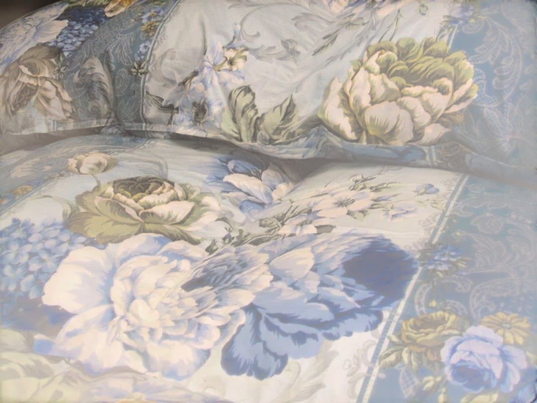 限定お買い得品‼️新品＊ロイヤル＊フランス９３％＊増量１，３キロ＊羽毛布団ＳＢ