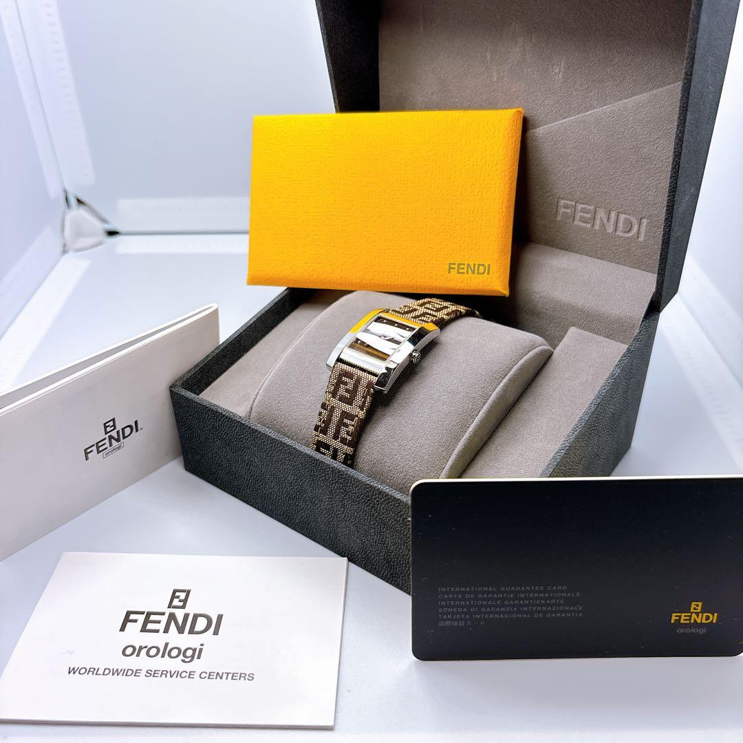 421 FENDI フェンディ　7000L スクエア　ズッカ　箱付き　腕時計