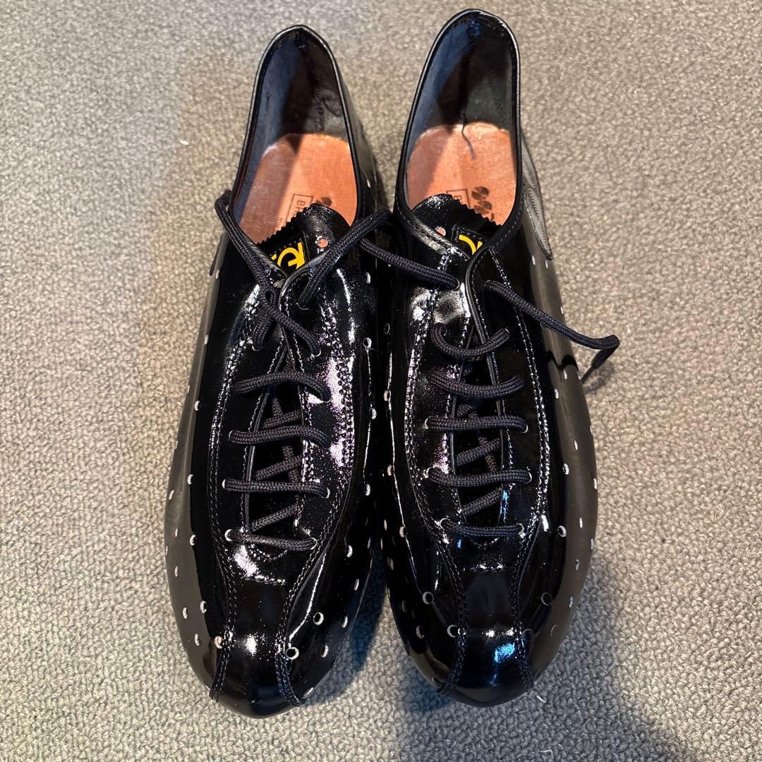 イタリア製DEUGI 103エナメルタイプ黒　サイズ41 1/2 傷有り