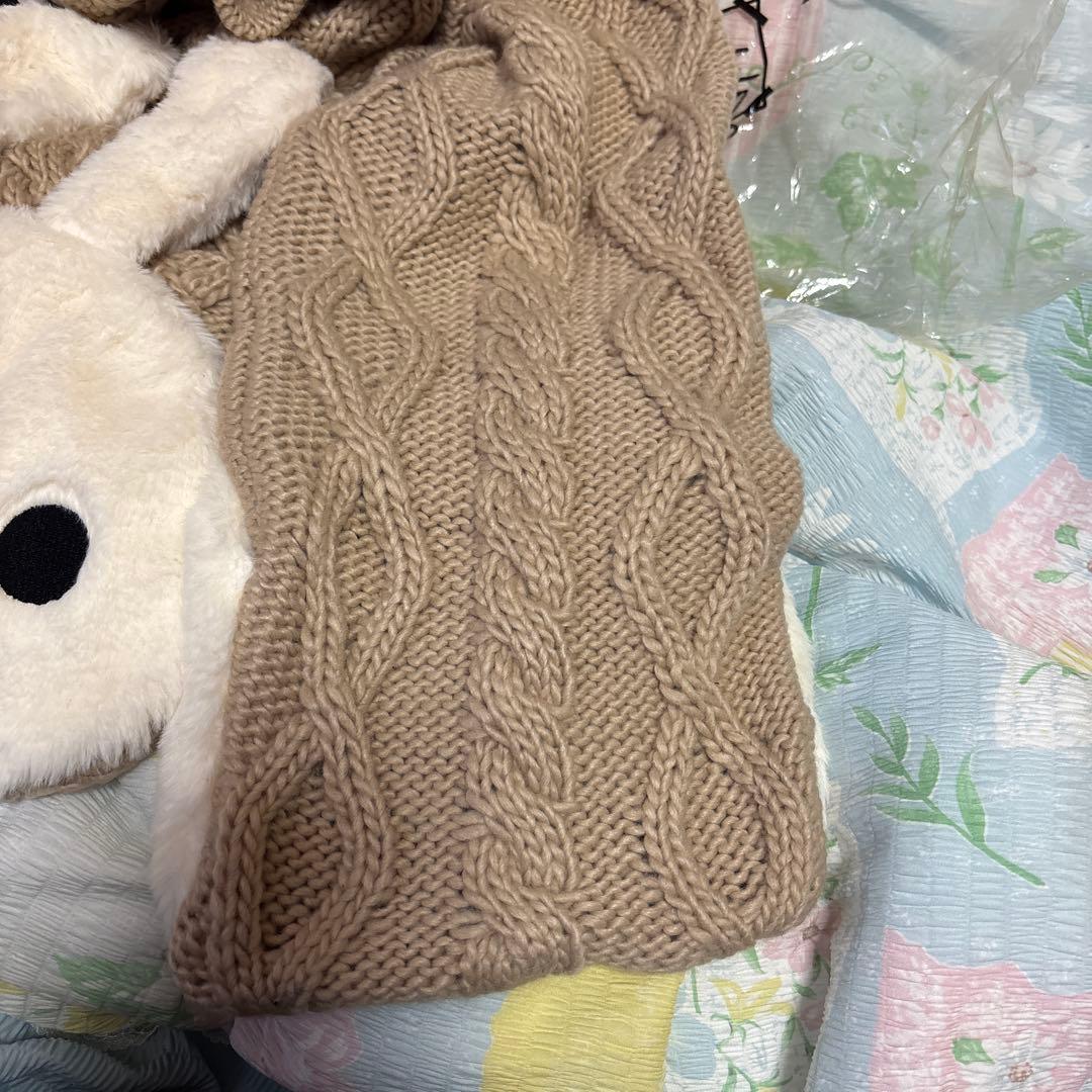 CUNE ふわふわウサギ付きケーブル編みマフラー