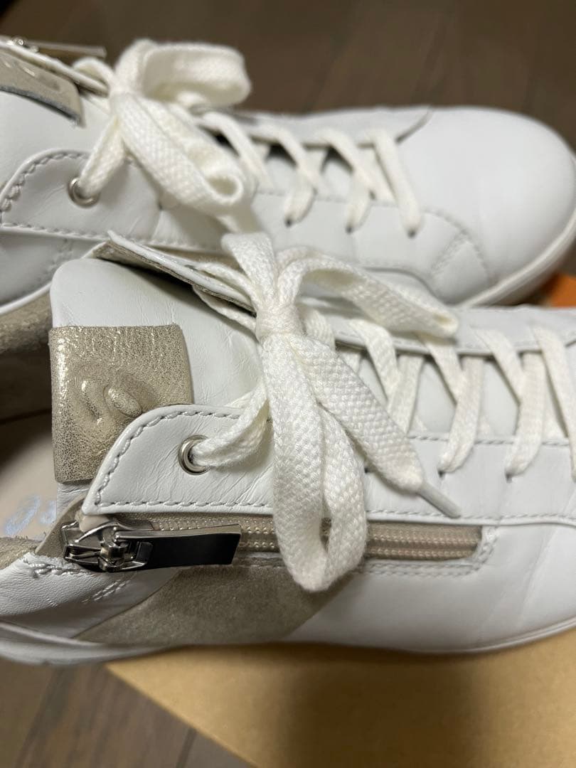 asics白レザー スニーカー　PEDALA SOFT RUGGED 23.5