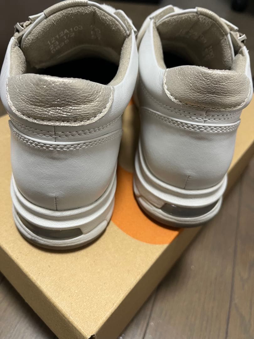 asics白レザー スニーカー　PEDALA SOFT RUGGED 23.5