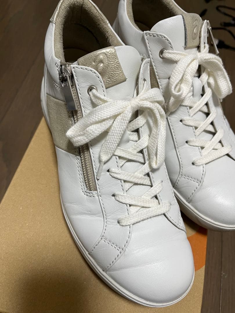 asics白レザー スニーカー　PEDALA SOFT RUGGED 23.5