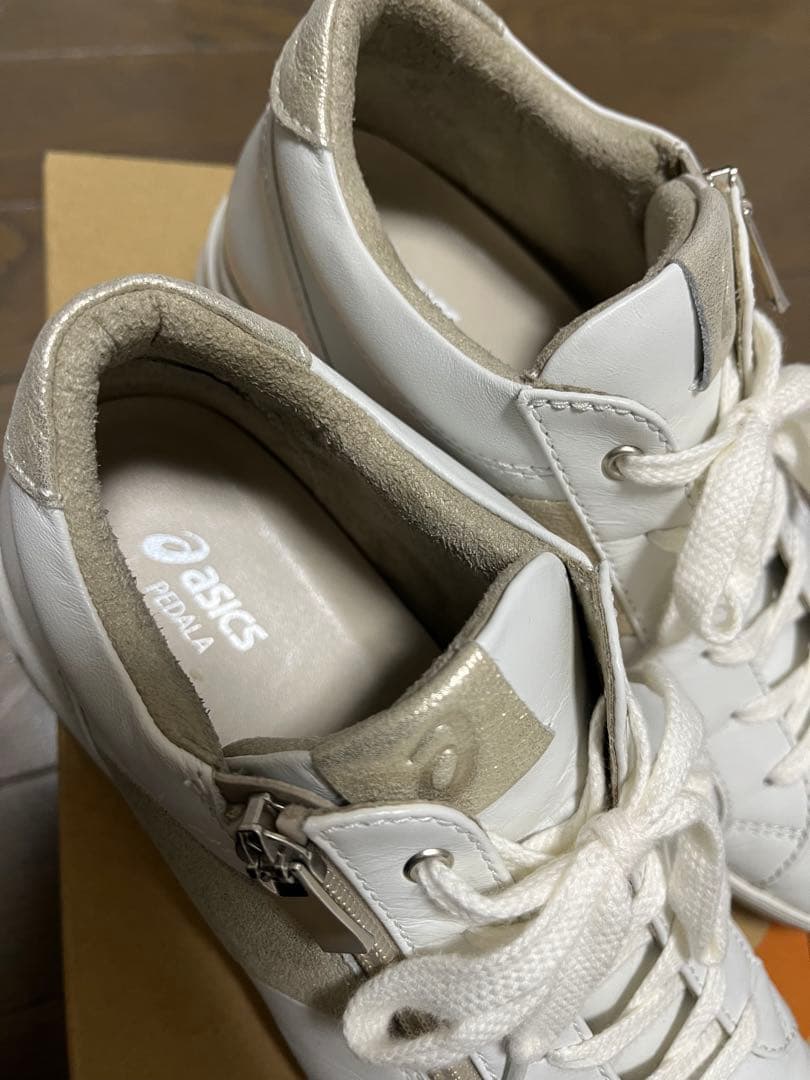 asics白レザー スニーカー　PEDALA SOFT RUGGED 23.5