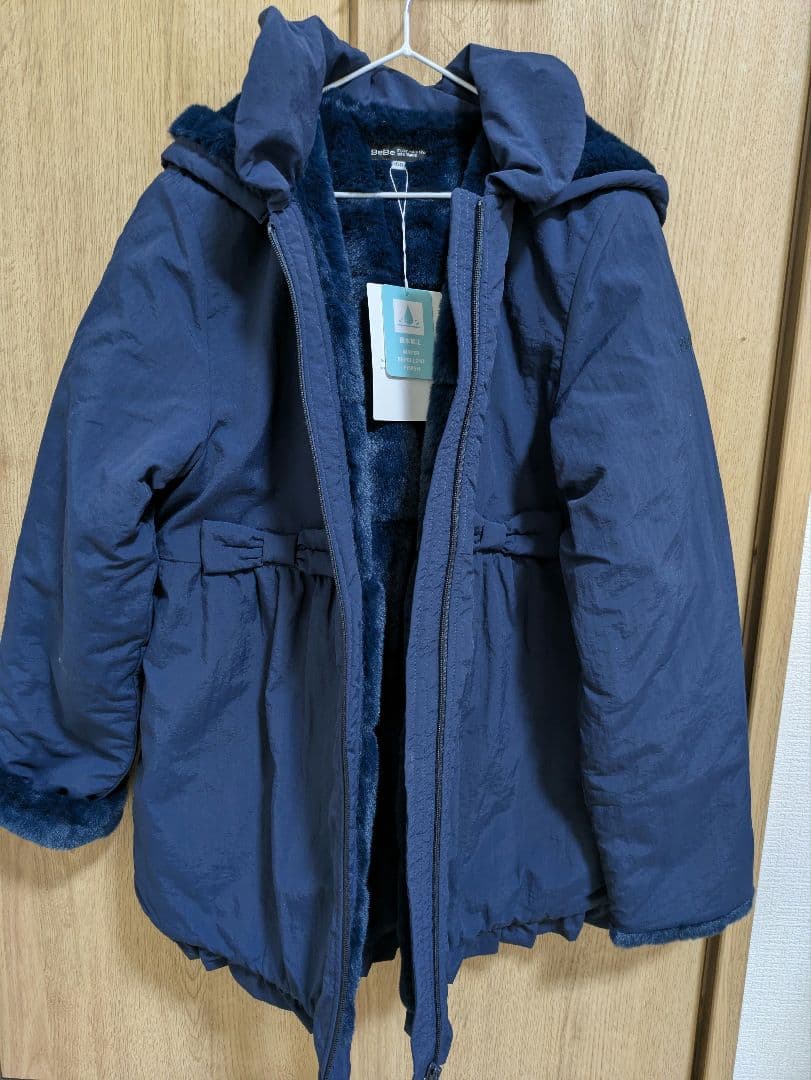 新品　ベベ　ネイビー 150ヴィンテージタフタ裏ファー裾フリルフードブルゾン