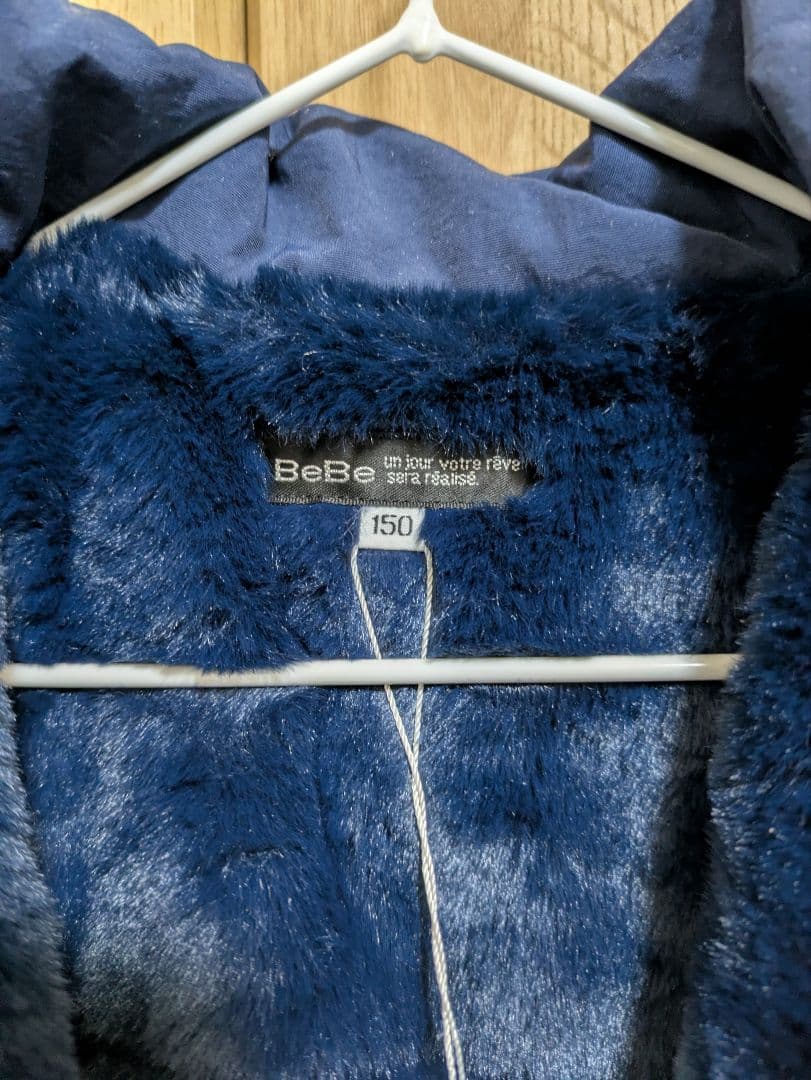 新品　ベベ　ネイビー 150ヴィンテージタフタ裏ファー裾フリルフードブルゾン
