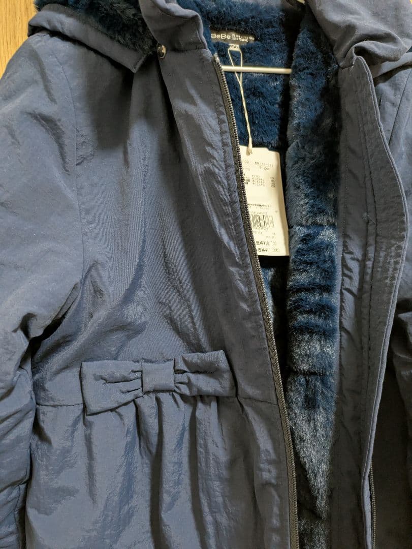 新品　ベベ　ネイビー 150ヴィンテージタフタ裏ファー裾フリルフードブルゾン