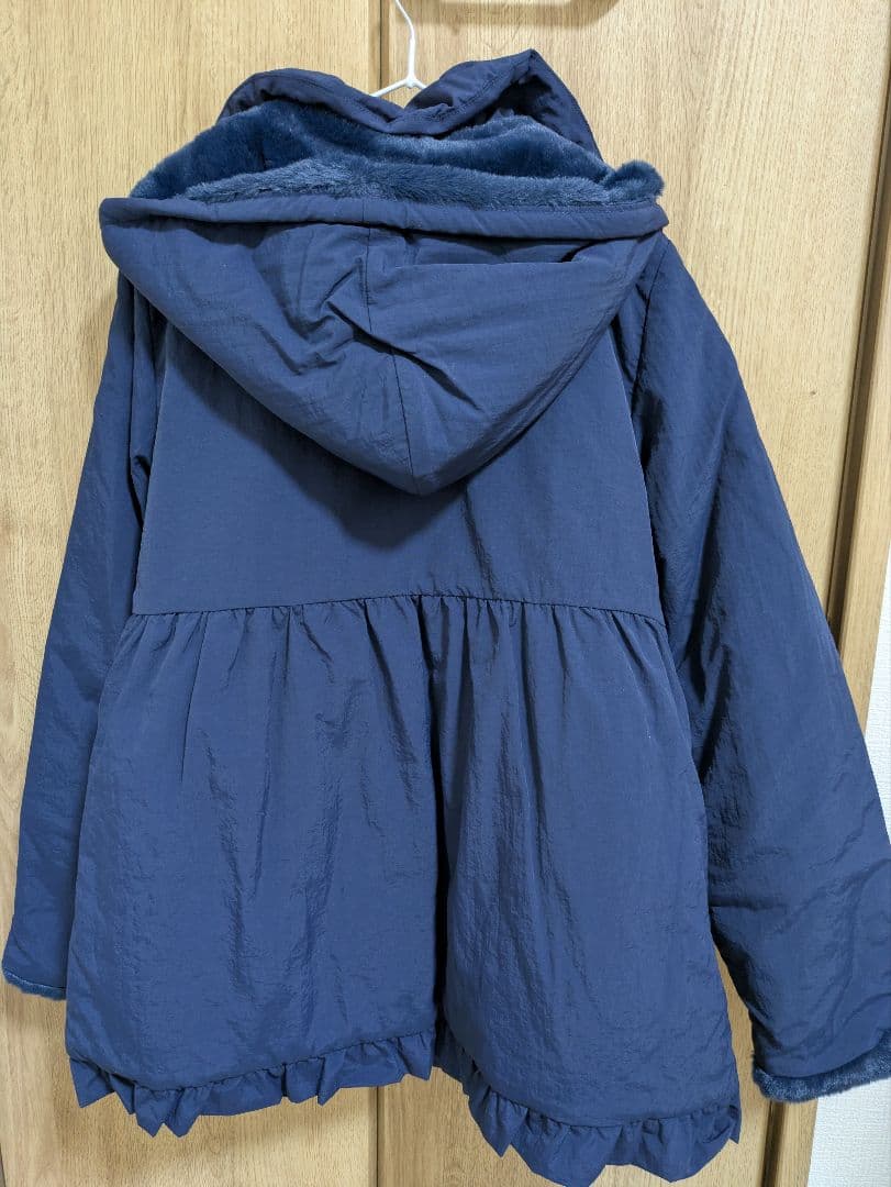 新品　ベベ　ネイビー 150ヴィンテージタフタ裏ファー裾フリルフードブルゾン