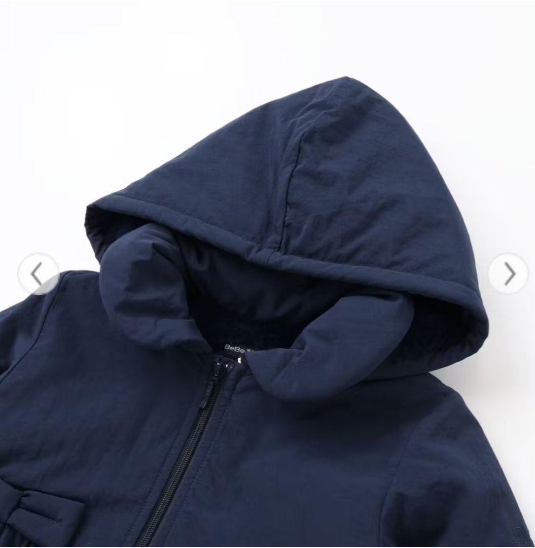 新品　ベベ　ネイビー 150ヴィンテージタフタ裏ファー裾フリルフードブルゾン