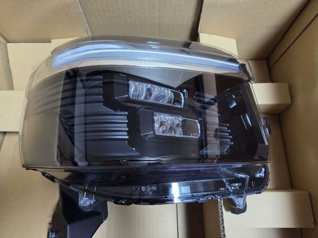 ホンダ、N-BOX カスタム ＪＦ5 ヘッドライト