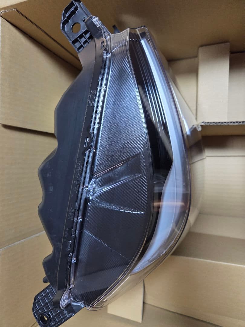 ホンダ、N-BOX カスタム ＪＦ5 ヘッドライト