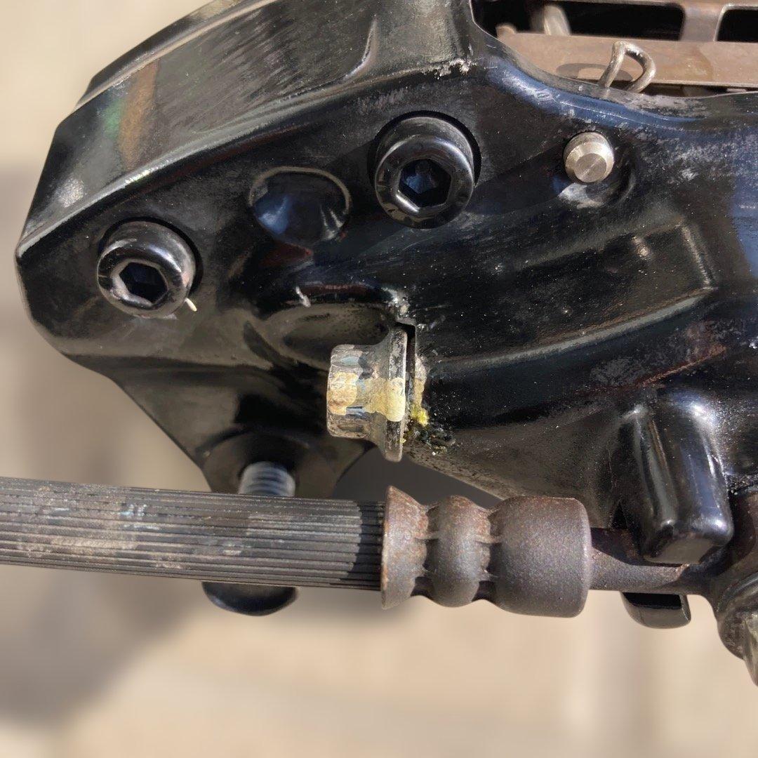 STI （ブレンボ）リアブレーキキャリパー（左右）