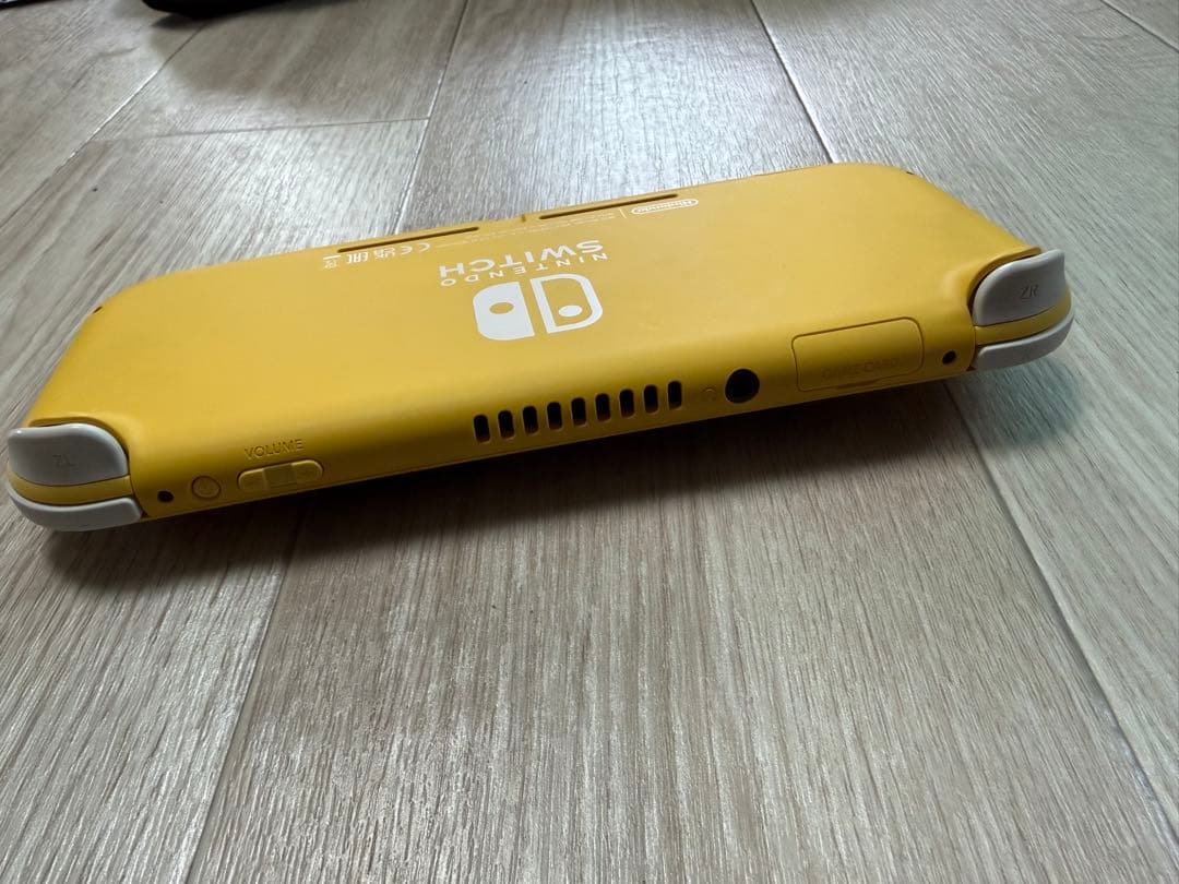 美品　Nintendo Switch Lite イエロー　充電器とケース付き