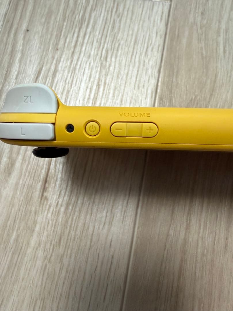 美品　Nintendo Switch Lite イエロー　充電器とケース付き