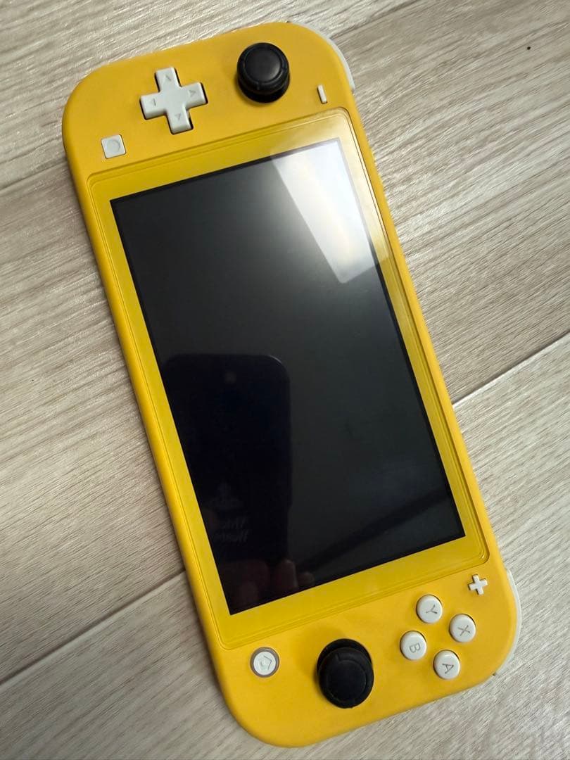 美品　Nintendo Switch Lite イエロー　充電器とケース付き