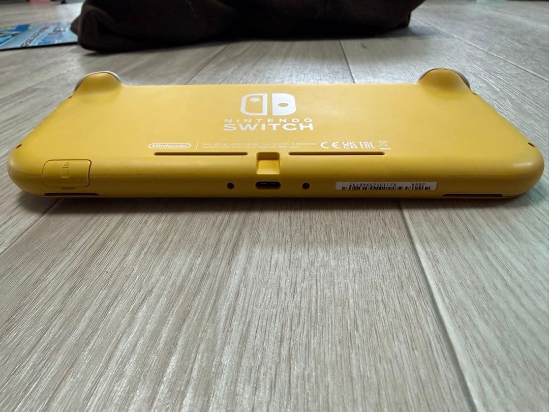 美品　Nintendo Switch Lite イエロー　充電器とケース付き