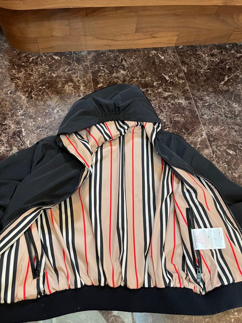 BURBERRY ブラックジャケット　8y 美品